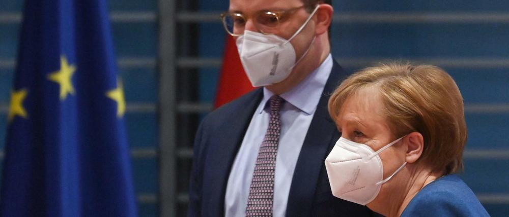 Bundeskanzlerin Angela Merkel und Bundesgesundheitsminister Jens Spahn (beide CDU) kommen mit Gesichtsmaske zur wöchentlichen Kabinettssitzung.