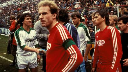 Der wahre Klassiker. Lothar Matthäus, links, begrüßt als Kapitän von Borussia Mönchengladbach auf dem Bökelberg die Gäste aus München.