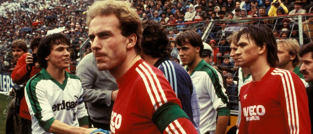 Der wahre Klassiker. Lothar Matthäus, links, begrüßt als Kapitän von Borussia Mönchengladbach auf dem Bökelberg die Gäste aus München.