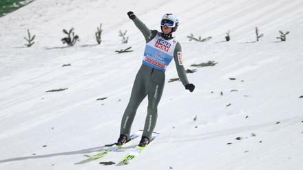 Der Pole Kamil Stoch gewinnt auch das Abschlussspringen in Bischofshofen und damit die Tournee.