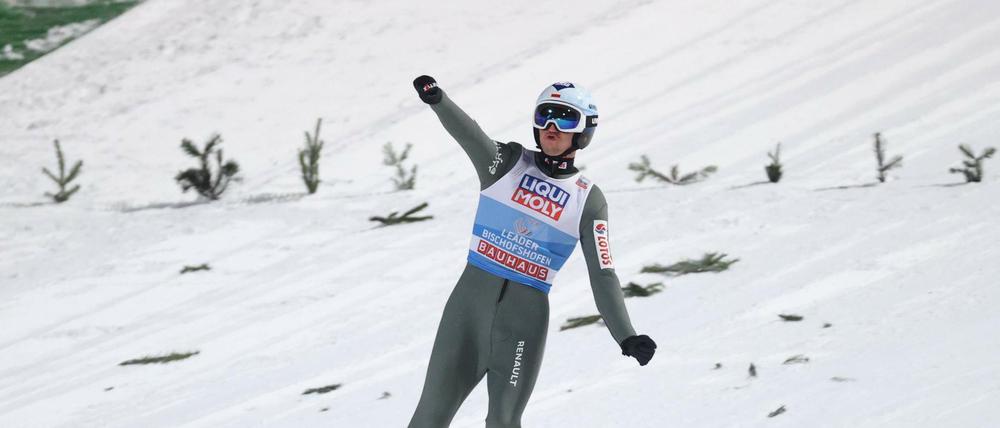 Der Pole Kamil Stoch gewinnt auch das Abschlussspringen in Bischofshofen und damit die Tournee.