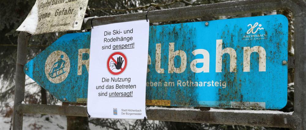 Gesperrt, wegen der Corona-Pandemie sind die Ski- und Rodelhaenge auf dem Giller im Siegerland gesperrt.