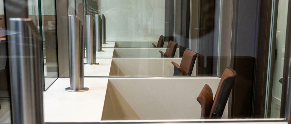 Im neuen Sicherheitssaal im Kriminalgericht Moabit sind insgesamt 10 Kabinen für die Angeklagten hinter Glas. Der Gerichtssaal wurde vorgestellt.