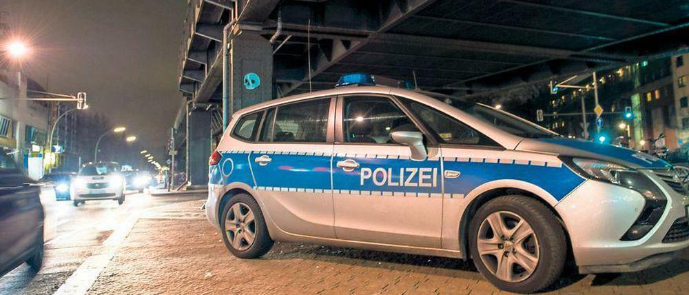 Eine Streifenwagen der Berliner Polizei am U-Bahnhof Kottbusser Tor.
