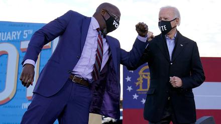 Joe Biden (rechts) unterstützte den demokratischen Senats-Kandidaten Raphael Warnock im Wahlkampf stark.