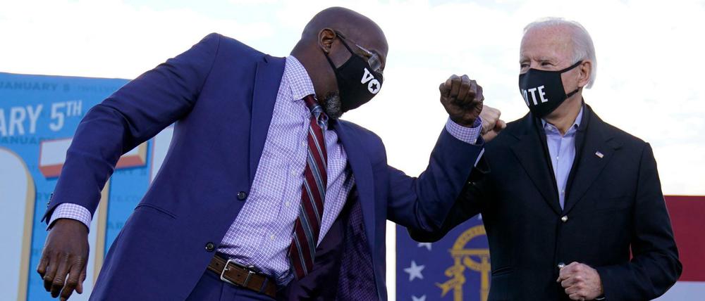 Joe Biden (rechts) unterstützte den demokratischen Senats-Kandidaten Raphael Warnock im Wahlkampf stark.