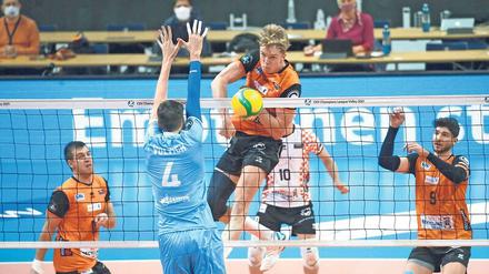 Feste drauf. Anton Brehme (Mitte) hat sich in Berlin schnell zu einem wichtigen Spieler entwickelt und strebt mit den Volleys noch hohe Ziele an. 