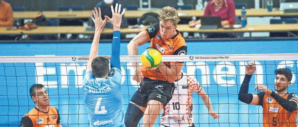 Feste drauf. Anton Brehme (Mitte) hat sich in Berlin schnell zu einem wichtigen Spieler entwickelt und strebt mit den Volleys noch hohe Ziele an. 