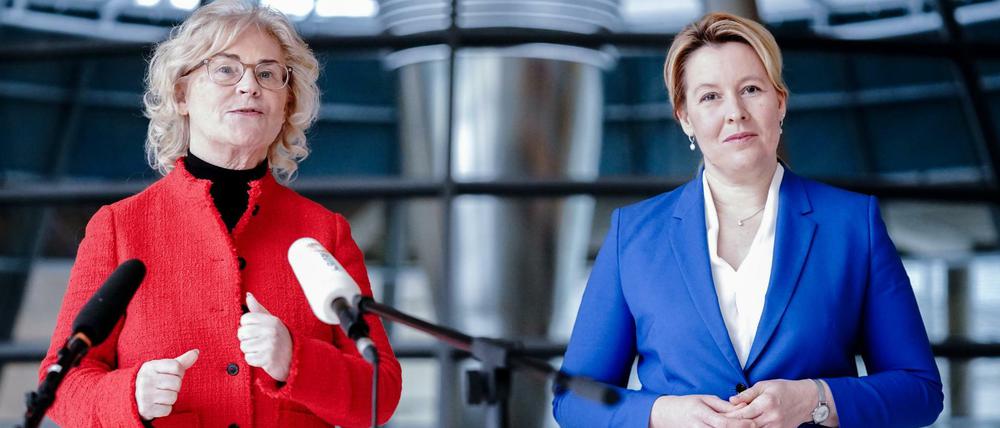 Familienministerin Franziska Giffey (r) und Justizministerin Christine Lambrecht (beide SPD)nach der Kabinettssitzung am Mittwoch.