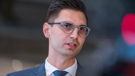 Der CDU-Bundestagsabgeordnete Sepp Müller hilft bei der Corona-Kontaktnachverfolgung in Sachsen-Anhalt.