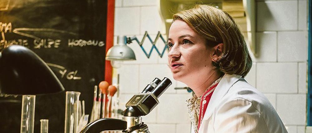 Von einem unbeirrbaren Forscherdrang beseelt: Die Charité-Ärztin Ella Wendt. Schauspielerin Nina Gummich hat einen ähnlichen Drang. Sie will wissen, was eine Figur im Innersten zusammenhält.