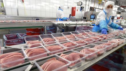 Massenproduktion: Die Arbeitsbedingungen auf den Schlachthöfen werden jetzt per Gesetz verbessert. 