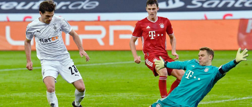 Matchwinner. Gladbachs Nationalspieler Jonas Hofmann (l.) überwand Bayerns Nationaltorwart Manuel Neuer (r.) zweimal und bereitete das dritte Tor vor.