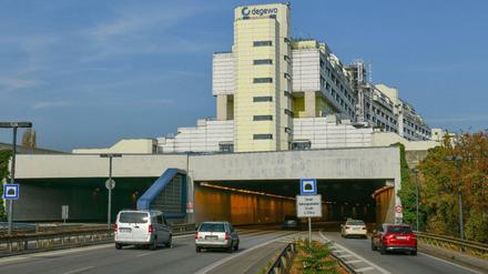 Autos bei der Einfahrt in den Tunnel unter dem Wohnhaus Schlangenbader Straße in Berlin-Wilmersdorf.