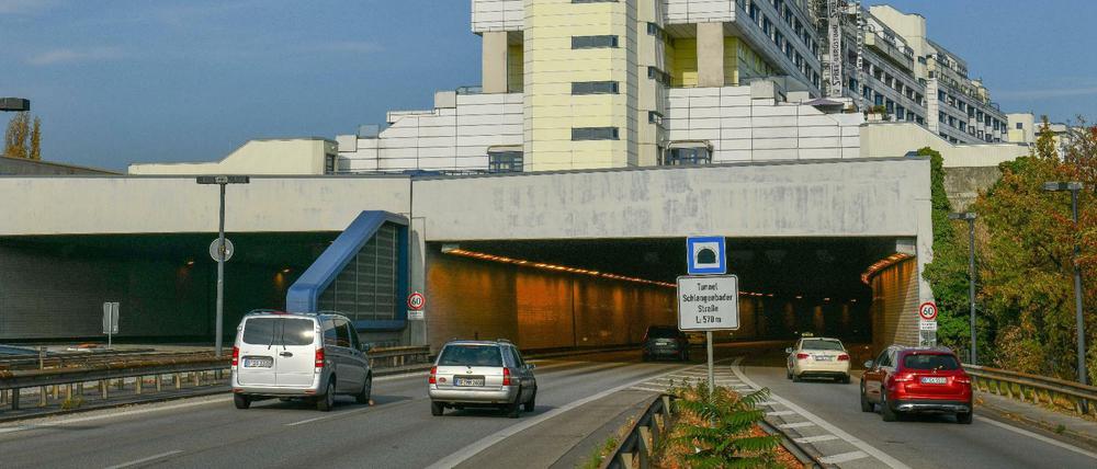 Autos bei der Einfahrt in den Tunnel unter dem Wohnhaus Schlangenbader Straße in Berlin-Wilmersdorf.