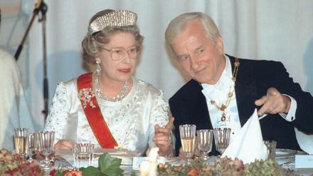 Staat machen. Der frühere Bundespräsident Richard von Weizsäcker und die britische Queen Elizabeth II. plaudern an der großen Tafel. Auch so entsteht ein gutes Klima zwischen Ländern.