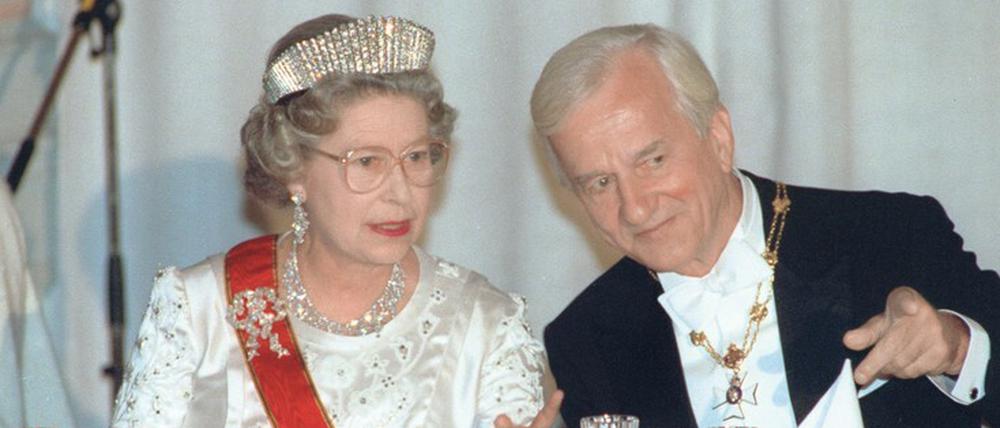 Staat machen. Der frühere Bundespräsident Richard von Weizsäcker und die britische Queen Elizabeth II. plaudern an der großen Tafel. Auch so entsteht ein gutes Klima zwischen Ländern.
