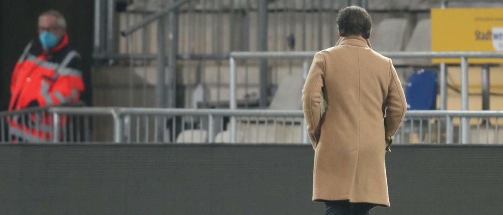 Zum Weglaufen. Selbst Trainer Bruno Labbadia tat sich schwer, eine Erklärung für den Auftritt seiner Mannschaft in Bielefeld zu finden.
