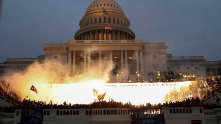 Flammen und Rauch vor dem Capitol in Washington D.C.
