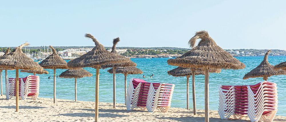 Große Leere. Nicht nur auf Deutschlands liebster Ferieninsel, Mallorca, waren und sind wegen der Corona-Pandemie viele Sonnenliegen frei. 