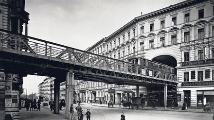 Das Tunnelhaus samt durchfahrender U-Bahn. Statt es abzureißen, entfernte man die Wohnungen im ersten und zweiten Stock.