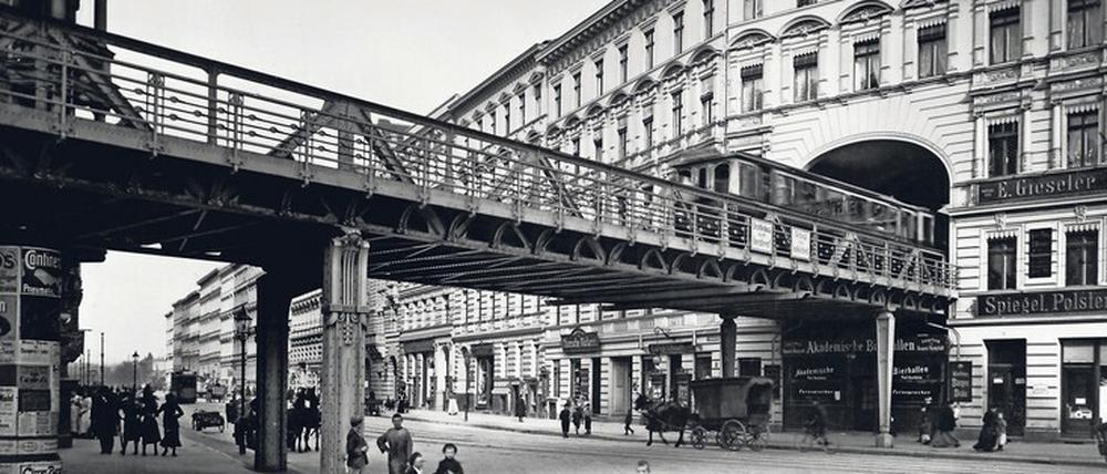 Das Tunnelhaus samt durchfahrender U-Bahn. Statt es abzureißen, entfernte man die Wohnungen im ersten und zweiten Stock.
