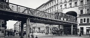Das Tunnelhaus samt durchfahrender U-Bahn. Statt es abzureißen, entfernte man die Wohnungen im ersten und zweiten Stock.