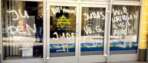 Hass auf Juden. Antisemitische Parolen an der Fassade des Redaktionsbüros der "Lausitzer Rundschau" im brandenburgischen Spremberg