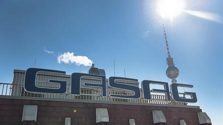 Der Hauptsitz der Gasag befindet sich noch am Hackeschen Markt, und noch gehört der Berliner Versorger drei Energiekonzernen aus drei Ländern. Im Frühling zieht die Gasag in ein neues Gebäude auf dem Euref-Campus in Schöneberg. Bis zur Wahl im September möchte der Senat das Unternehmen zurückkaufen. 