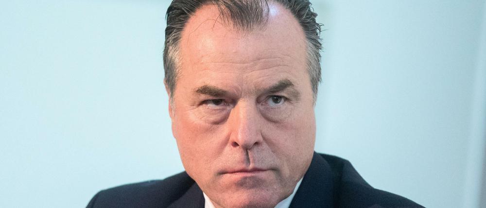 Clemens Tönnies legte im Juni 2020 all seine Ämter beim FC Schalke 04 nieder. Die finanzielle und sportliche Not des Vereins bewegten ihn trotzdem dazu, Unterstützung anzubieten..