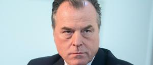Clemens Tönnies legte im Juni 2020 all seine Ämter beim FC Schalke 04 nieder. Die finanzielle und sportliche Not des Vereins bewegten ihn trotzdem dazu, Unterstützung anzubieten..