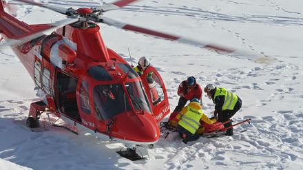 Helfer transportierten Ford mit einem Rettungsschlitten ab und verluden ihn in einen Rettungshubschrauber.