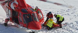 Helfer transportierten Ford mit einem Rettungsschlitten ab und verluden ihn in einen Rettungshubschrauber.