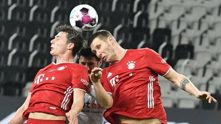 Die Abwehr der Bayern - hier Benjamin Pavard (li.) und Niklas Süle - wackelt derzeit häufig. 