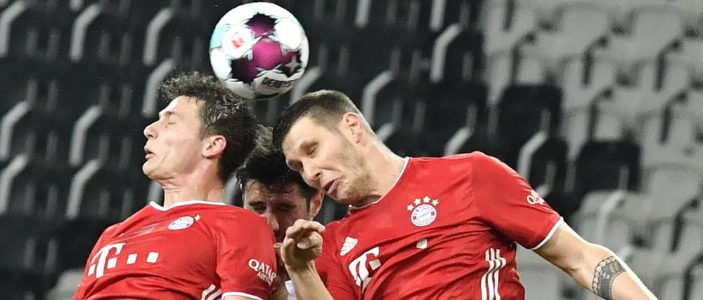 Die Abwehr der Bayern - hier Benjamin Pavard (li.) und Niklas Süle - wackelt derzeit häufig.