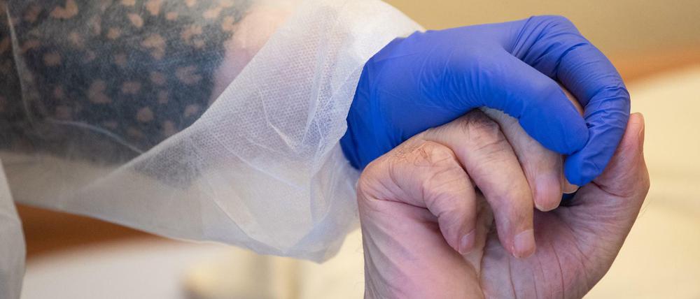 Menschen, die ohnehin einsam sind, leiden besonders unter den Hygieneregeln.