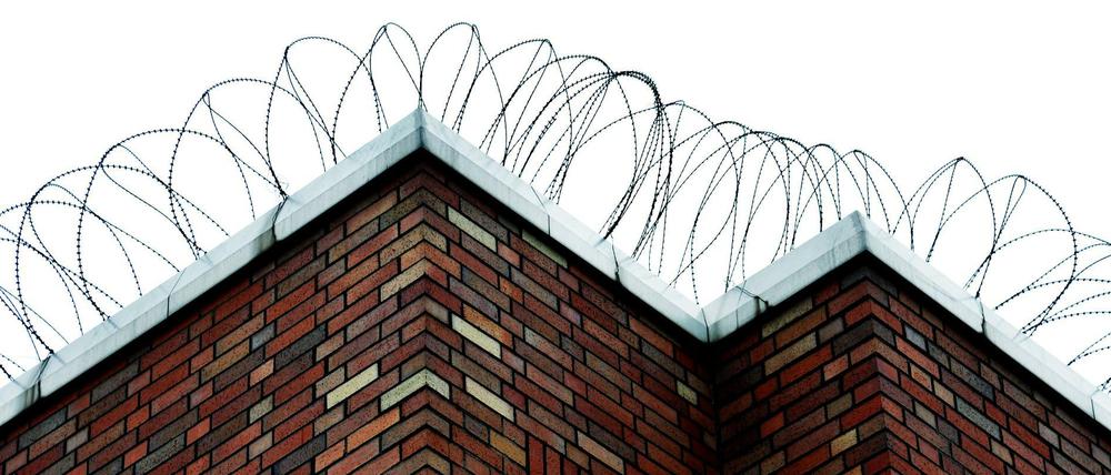 Stacheldraht auf rotem Backstein: Die Jugendstrafanstalt Berlin Plötzensee, Pforte 2, am Friedricht-Olbricht-Damm 40 in Berlin-Charlottenburg.