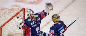 Berlins Goalie Mathias Niederberger und Mark Olver jubeln nach ihrem 5:0 Sieg gegen die Kölner Haie.