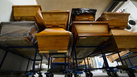 In Meißen stapeln sich die Särge. Wo Folie ums Holz gewickelt ist, liegen Covid-Tote im Sarg.
