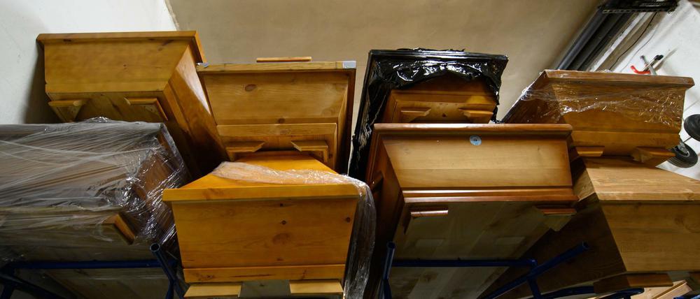 In Meißen stapeln sich die Särge. Wo Folie ums Holz gewickelt ist, liegen Covid-Tote im Sarg.