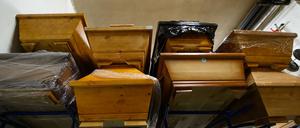 In Meißen stapeln sich die Särge. Wo Folie ums Holz gewickelt ist, liegen Covid-Tote im Sarg.
