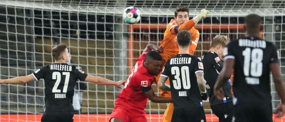 Harter Kampf. Für Hertha mit Stürmer Jhon Cordoba war der Abend in Bielefeld denkbar ungemütlich.