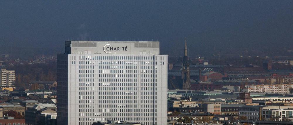 Das Bettenhochhaus an der Charité-Zentrale in Berlin-Mitte. Auf dem Campus in Wedding befindet sich das Labor der Universitätsklinik.