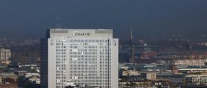 Das Bettenhochhaus an der Charité-Zentrale in Berlin-Mitte. Auf dem Campus in Wedding befindet sich das Labor der Universitätsklinik.