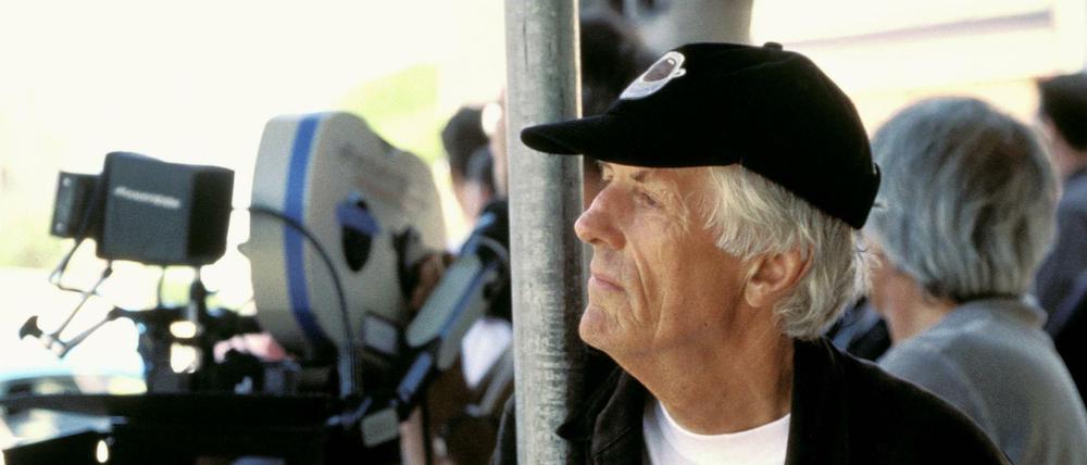 Der britische Regisseur Michael Apted 2002 bei den Dreharbeiten zu "Genug – Jeder hat eine Grenze".