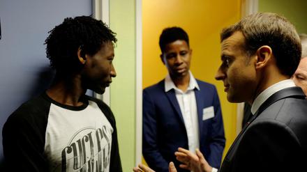 Präsident Emmanuel Macron im Gespräch mit dem Flüchtling Ahmed Adam (li.) aus Sudan. Ist das nun ein Muslim und wenn ja, ist er eine Bedrohung für republikanischen Werte? (Archivbild)