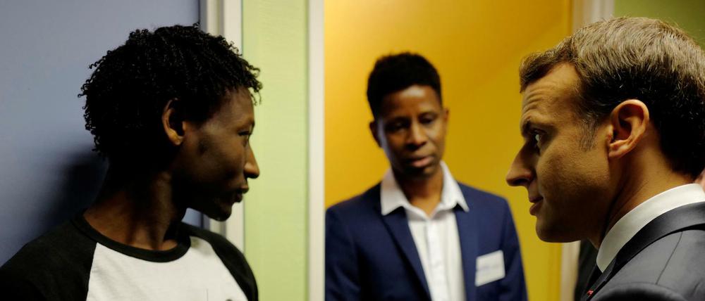 Präsident Emmanuel Macron im Gespräch mit dem Flüchtling Ahmed Adam (li.) aus Sudan. Ist das nun ein Muslim und wenn ja, ist er eine Bedrohung für republikanischen Werte? (Archivbild)