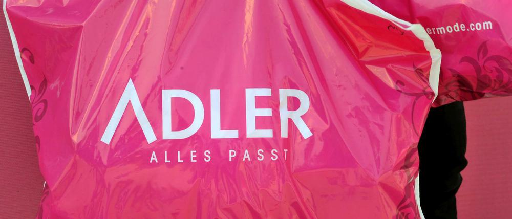 Plastiktüten der Textil-Einzelhandelskette Adler Modemärkte.