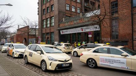 Taxis stehen vor dem Impfzentrum in der Treptow Arena, in dem gegen das Coronavirus geimpft wird. 
