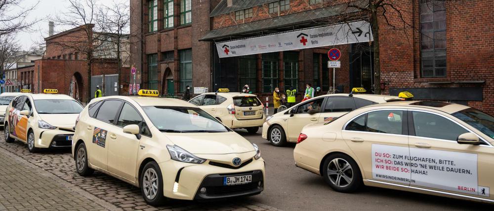 Taxis stehen vor dem Impfzentrum in der Treptow Arena, in dem gegen das Coronavirus geimpft wird.